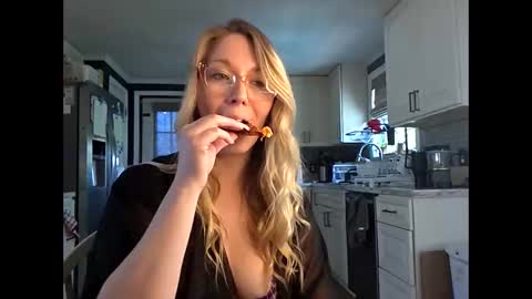 nikkib653466 online show from April 22, 6:05 pm