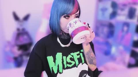 Nikki Ramone   online show from November 6, 3:34 am