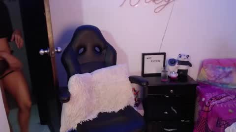 Nicole    GTM-5 1100 pm - 700 am online show from January 22, 7:03 am