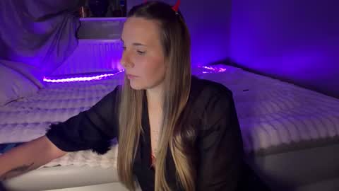 Snapshot of ninaglow_ chatting on October 3, 7:08 pm ninaglow_ online show from October 3, 7:08 pm
