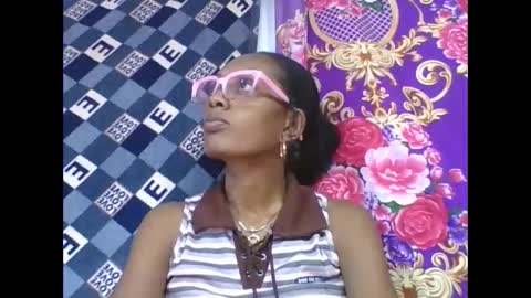 ninie246746 online show from April 25, 2:47 pm