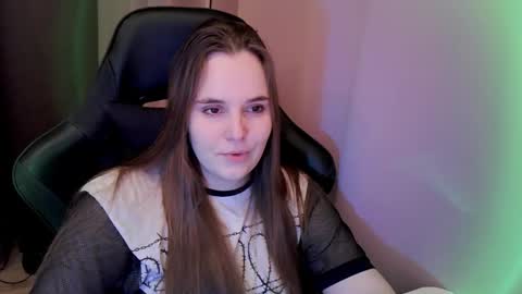 noir_ember_ online show from December 4, 2:41 pm