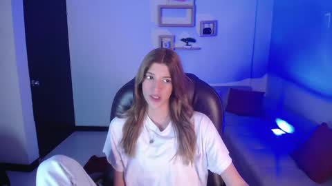Snapshot of nora_vennucci chatting on December 31, 7:18 pm Nora online show from December 31, 7:18 pm