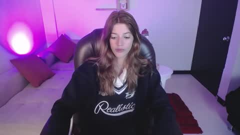 Snapshot of nora_vennucci chatting on December 10, 9:33 pm Nora online show from December 10, 9:33 pm