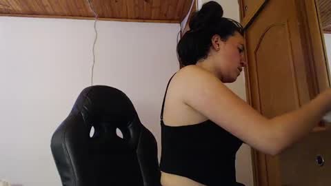 noreen_ online show from April 26, 4:16 pm