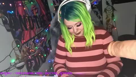 Snapshot of occvlt_qveen chatting on January 11, 12:22 am occvlt qveen online show from January 11, 12:22 am