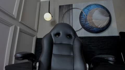 independent model online show from December 18, 2:38 pm