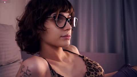 Thea online show from November 10, 7:53 pm