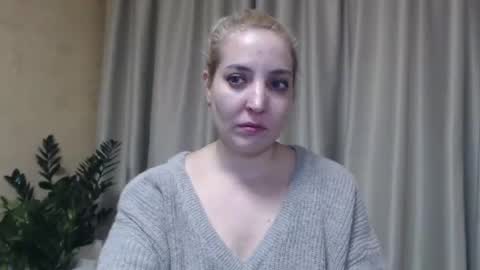Snapshot of ohsweetmari chatting on January 18, 2:55 pm Mari online show from January 18, 2:55 pm