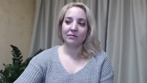 Snapshot of ohsweetmari chatting on February 20, 2:13 pm Mari online show from February 20, 2:13 pm