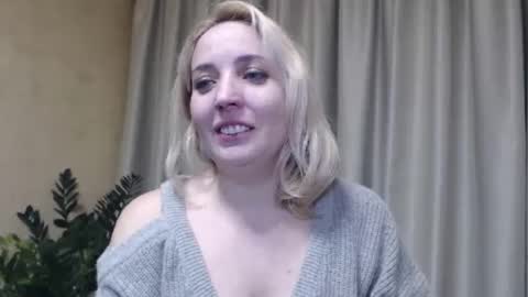 Snapshot of ohsweetmari chatting on February 2, 3:49 pm Mari online show from February 2, 3:49 pm