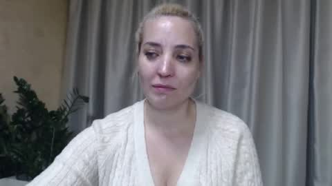 Snapshot of ohsweetmari chatting on October 11, 6:10 pm Mari online show from October 11, 6:10 pm