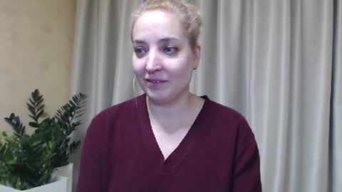 Snapshot of ohsweetmari chatting on February 6, 6:13 pm Mari online show from February 6, 6:13 pm