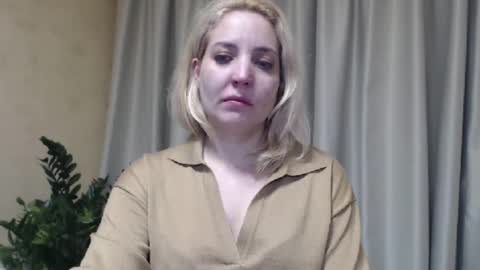 Snapshot of ohsweetmari chatting on March 8, 6:35 pm Mari online show from March 8, 6:35 pm