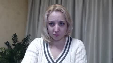 Snapshot of ohsweetmari chatting on January 15, 5:47 pm Mari online show from January 15, 5:47 pm