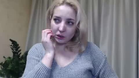 Snapshot of ohsweetmari chatting on February 28, 1:47 pm Mari online show from February 28, 1:47 pm