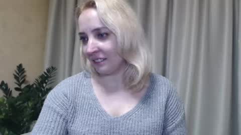 Snapshot of ohsweetmari chatting on February 5, 5:53 pm Mari online show from February 5, 5:53 pm