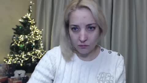 Snapshot of ohsweetmari chatting on December 25, 3:06 pm Mari online show from December 25, 3:06 pm