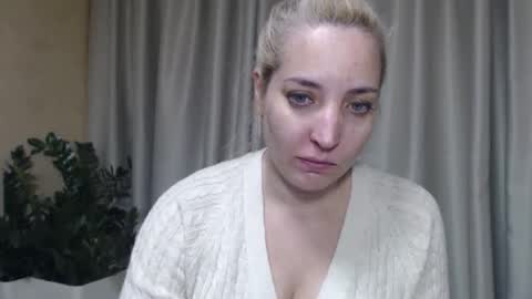 Snapshot of ohsweetmari chatting on September 26, 4:37 pm Mari online show from September 26, 4:37 pm