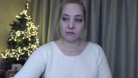 Snapshot of ohsweetmari chatting on December 26, 4:04 pm Mari online show from December 26, 4:04 pm