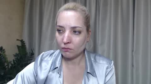 Snapshot of ohsweetmari chatting on September 19, 6:18 pm Mari online show from September 19, 6:18 pm