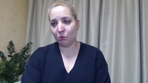 Snapshot of ohsweetmari chatting on January 22, 6:31 pm Mari online show from January 22, 6:31 pm