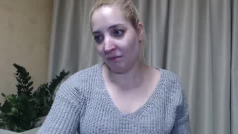Snapshot of ohsweetmari chatting on February 22, 4:48 pm Mari online show from February 22, 4:48 pm
