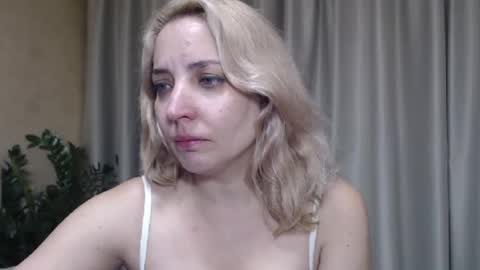 Snapshot of ohsweetmari chatting on September 24, 3:00 pm Mari online show from September 24, 3:00 pm