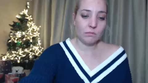 Snapshot of ohsweetmari chatting on December 27, 9:54 pm Mari online show from December 27, 9:54 pm