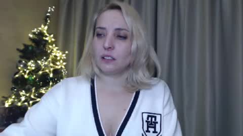 Snapshot of ohsweetmari chatting on January 3, 3:44 pm Mari online show from January 3, 3:44 pm