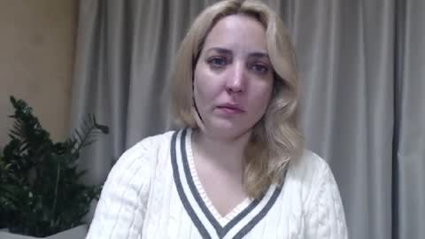 Snapshot of ohsweetmari chatting on October 22, 4:12 pm Mari online show from October 22, 4:12 pm