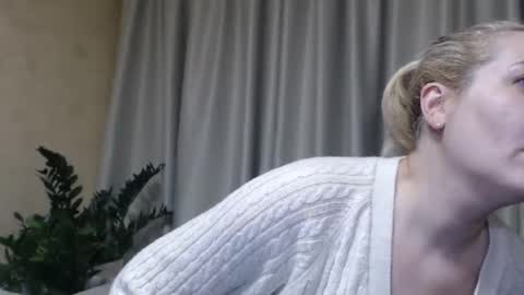 Snapshot of ohsweetmari chatting on February 27, 3:37 pm Mari online show from February 27, 3:37 pm