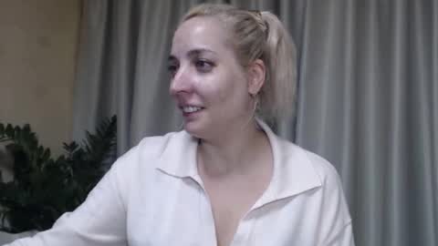 Snapshot of ohsweetmari chatting on October 4, 5:28 pm Mari online show from October 4, 5:28 pm