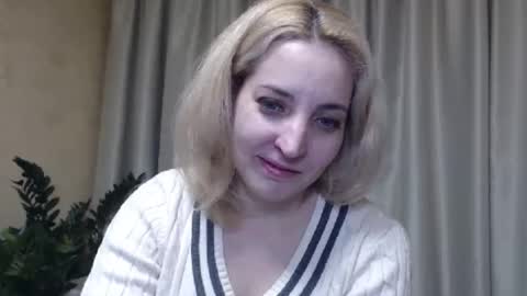 Snapshot of ohsweetmari chatting on March 2, 1:42 pm Mari online show from March 2, 1:42 pm