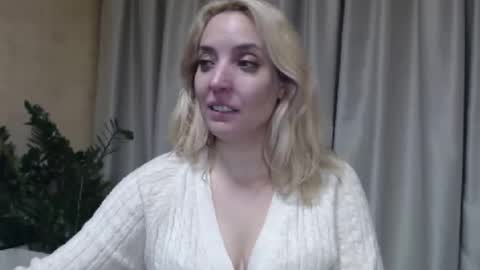 Snapshot of ohsweetmari chatting on October 14, 6:43 pm Mari online show from October 14, 6:43 pm