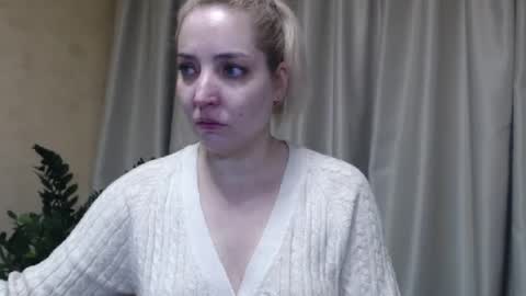 Snapshot of ohsweetmari chatting on February 21, 8:39 am Mari online show from February 21, 8:39 am