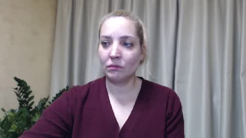 Snapshot of ohsweetmari chatting on March 4, 5:24 pm Mari online show from March 4, 5:24 pm