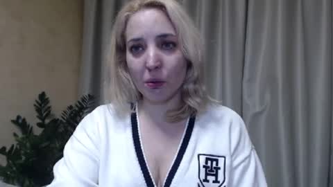 Snapshot of ohsweetmari chatting on February 13, 3:14 pm Mari online show from February 13, 3:14 pm