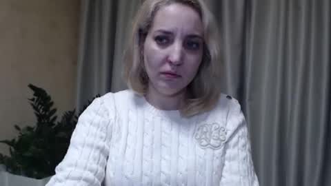 Snapshot of ohsweetmari chatting on February 25, 4:03 pm Mari online show from February 25, 4:03 pm