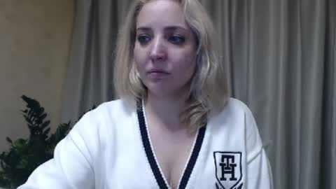 Snapshot of ohsweetmari chatting on March 5, 2:23 pm Mari online show from March 5, 2:23 pm