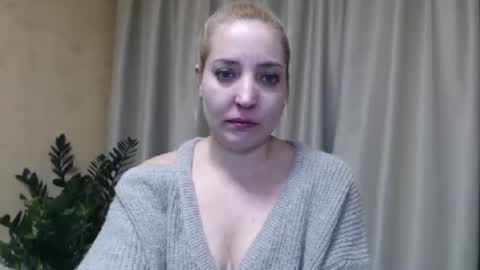 Snapshot of ohsweetmari chatting on February 16, 1:27 pm Mari online show from February 16, 1:27 pm