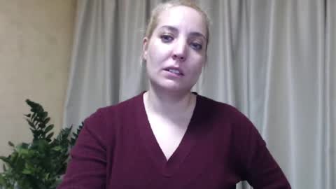 Snapshot of ohsweetmari chatting on March 11, 5:24 pm Mari online show from March 11, 5:24 pm
