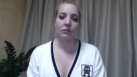 Snapshot of ohsweetmari chatting on March 9, 1:48 pm Mari online show from March 9, 1:48 pm