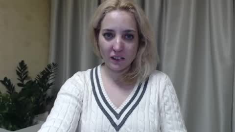 Snapshot of ohsweetmari chatting on February 8, 9:36 pm Mari online show from February 8, 9:36 pm