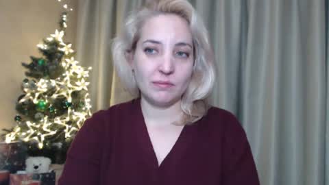 Snapshot of ohsweetmari chatting on December 28, 3:26 pm Mari online show from December 28, 3:26 pm