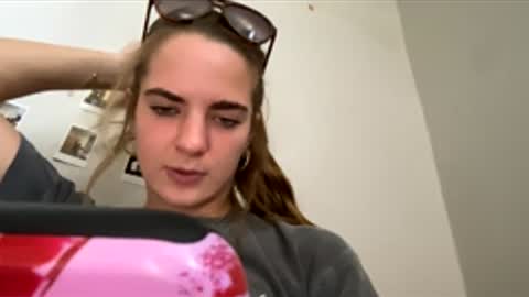 oliviaaraee online show from February 17, 9:14 pm