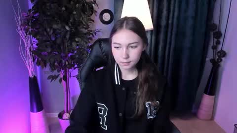 olivialangs online show from March 6, 11:38 am