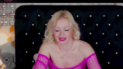 Snapshot of oliviashaw23 chatting on October 8, 9:08 pm Olivia online show from October 8, 9:08 pm