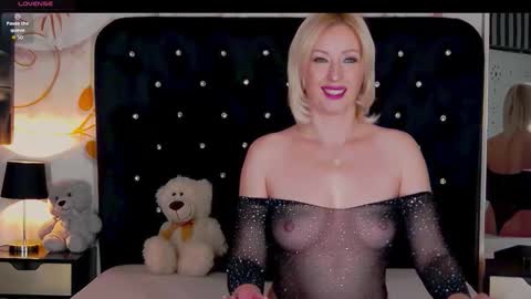 Snapshot of oliviashaw23 chatting on October 18, 6:53 pm Olivia online show from October 18, 6:53 pm