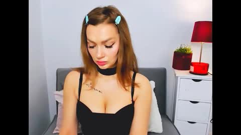 Snapshot of oliviawomen chatting on December 24, 6:44 am OliviaWomen online show from December 24, 6:44 am